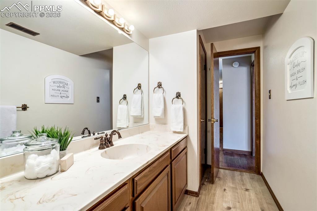 Image 39 of 50: Bathroom