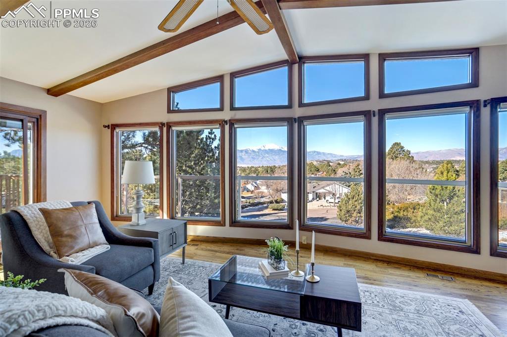 Image 5 of 50: Living Room