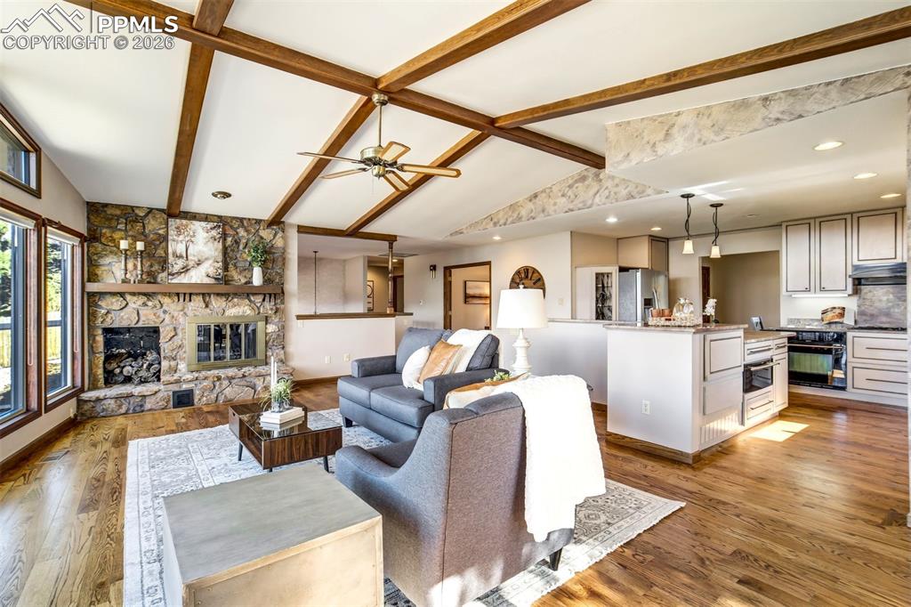 Image 7 of 50: Living Room