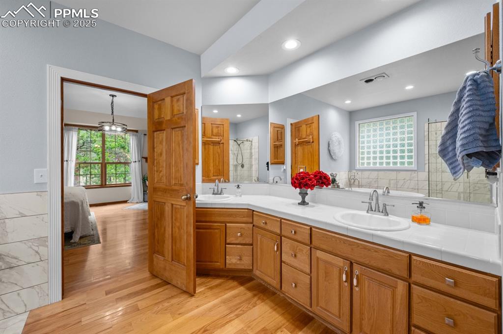 Image 15 of 43: Bathroom