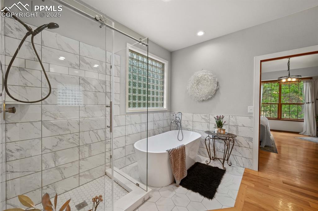 Image 16 of 43: Bathroom