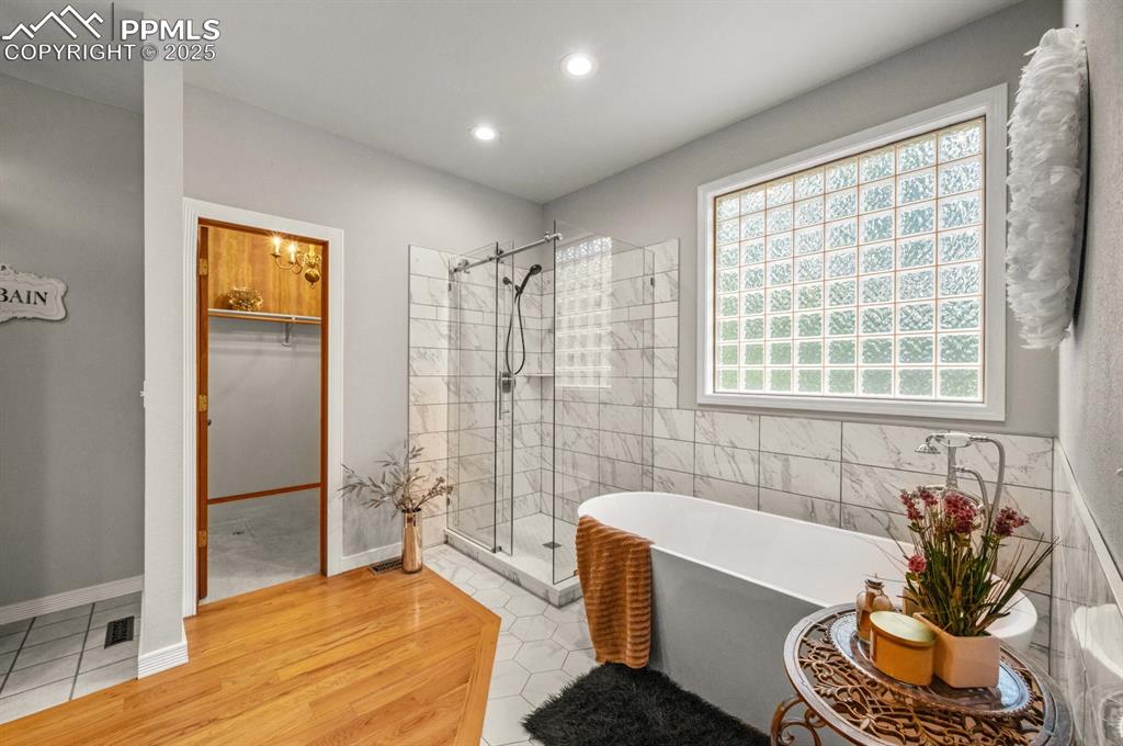 Image 17 of 43: Bathroom