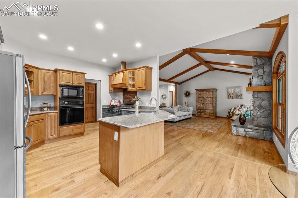 Image 19 of 43: Kitchen