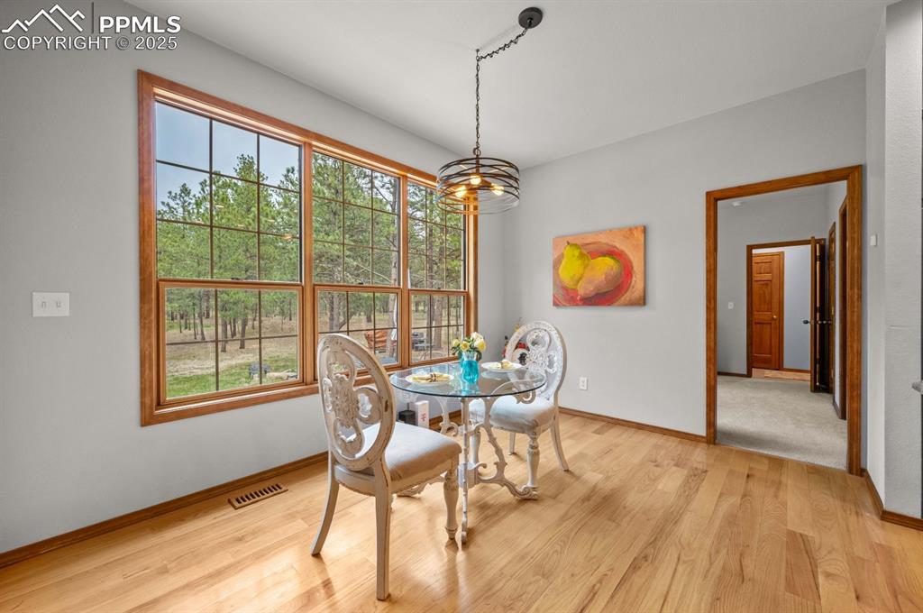 Image 20 of 43: Dining Area