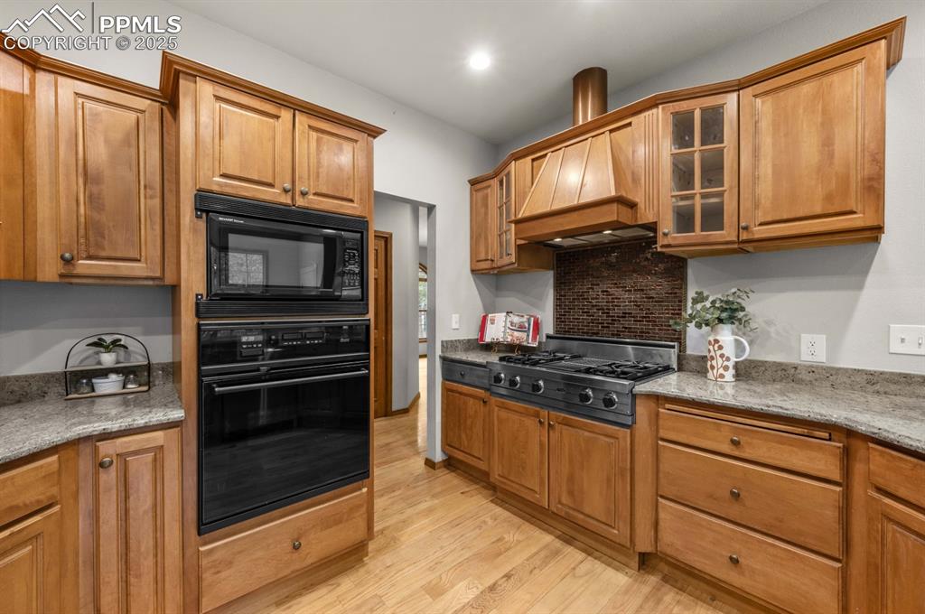 Image 22 of 43: Kitchen