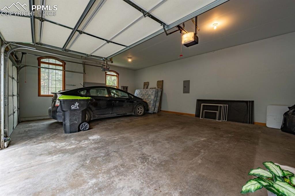 Image 39 of 43: Garage