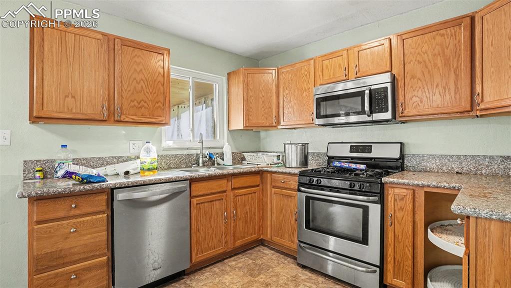 Image 5 of 15: Kitchen