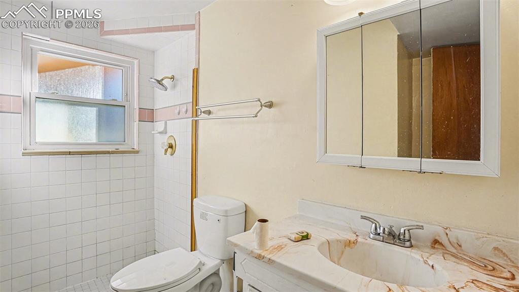 Image 9 of 15: Bathroom