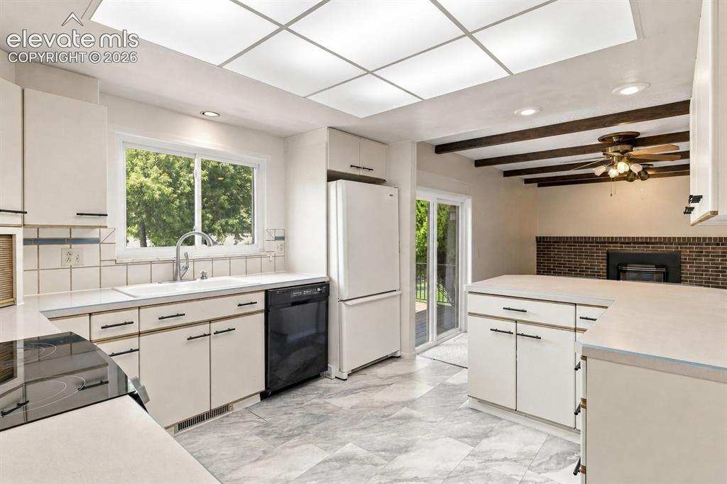 Image 15 of 50: Kitchen