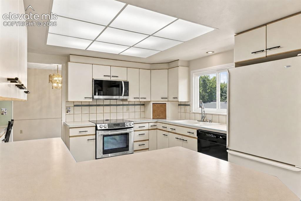 Image 16 of 50: Kitchen