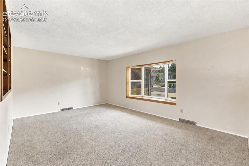 Image 8 of 50: Living Room