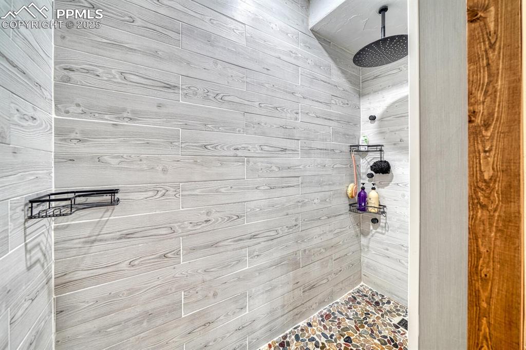 Image 18 of 46: Bathroom