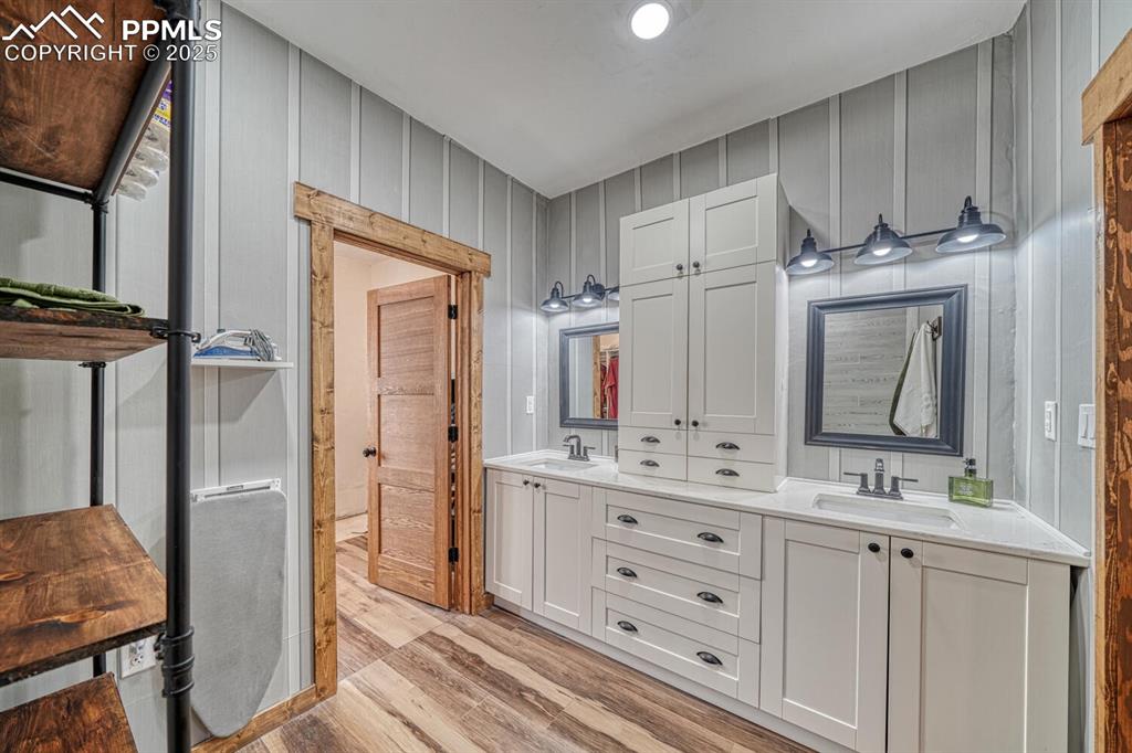 Image 19 of 46: Bathroom