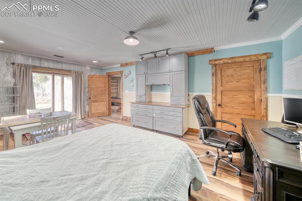 Image 25 of 46: Bedroom