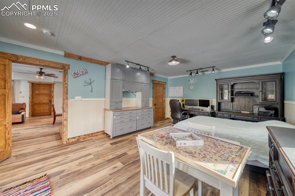 Image 27 of 46: Bedroom