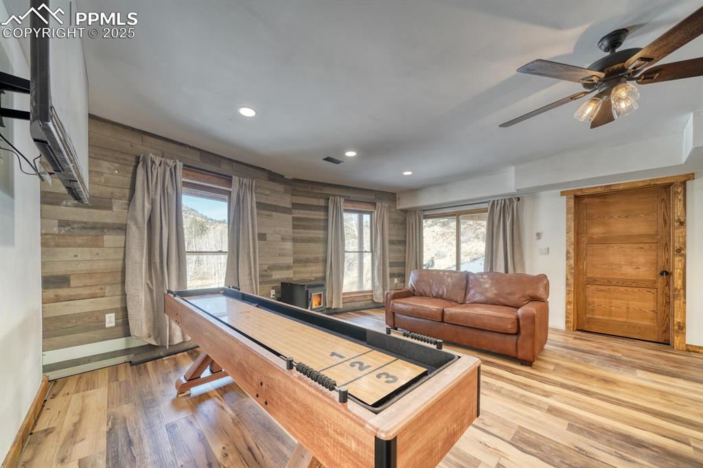 Image 29 of 46: Family Room