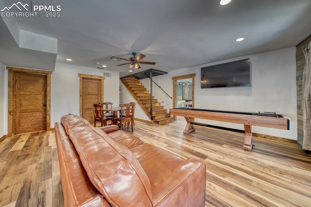 Image 32 of 46: Family Room