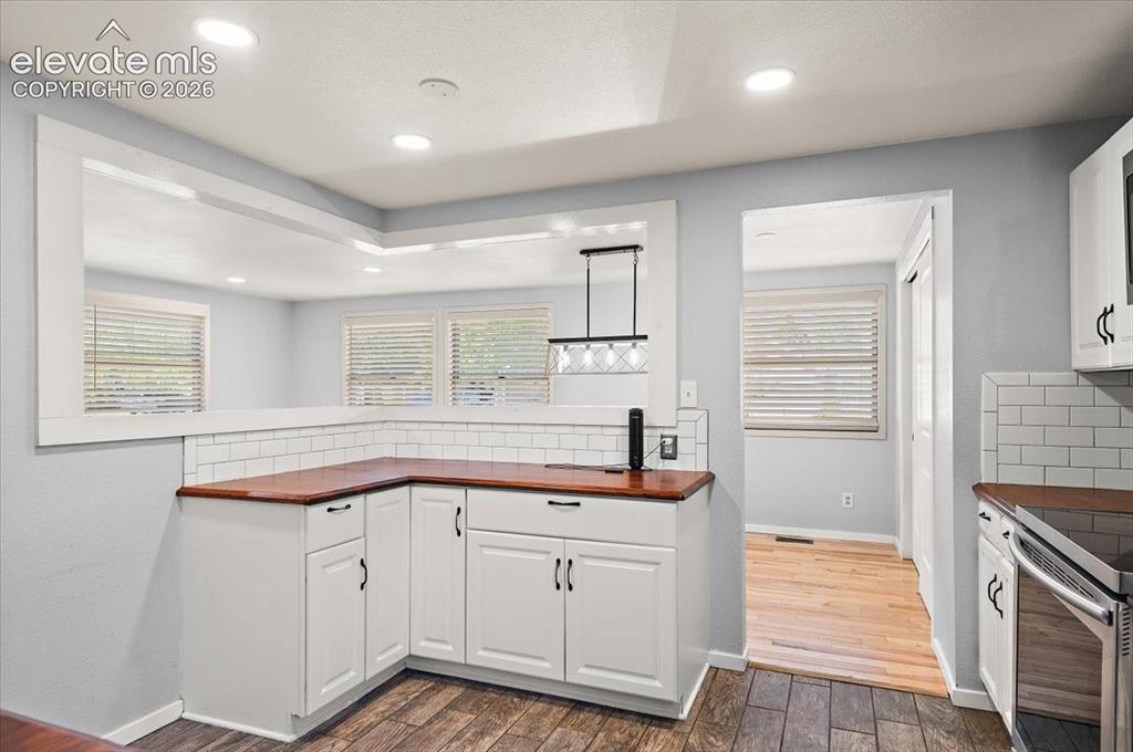 Image 10 of 30: Kitchen