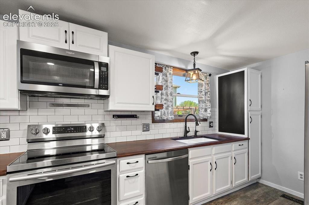 Image 11 of 30: Kitchen