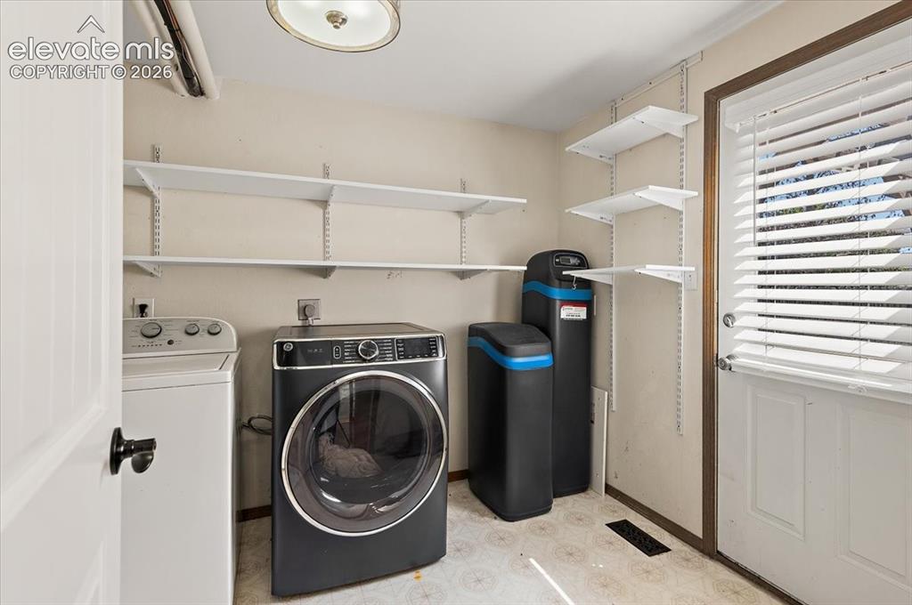Image 14 of 30: Laundry