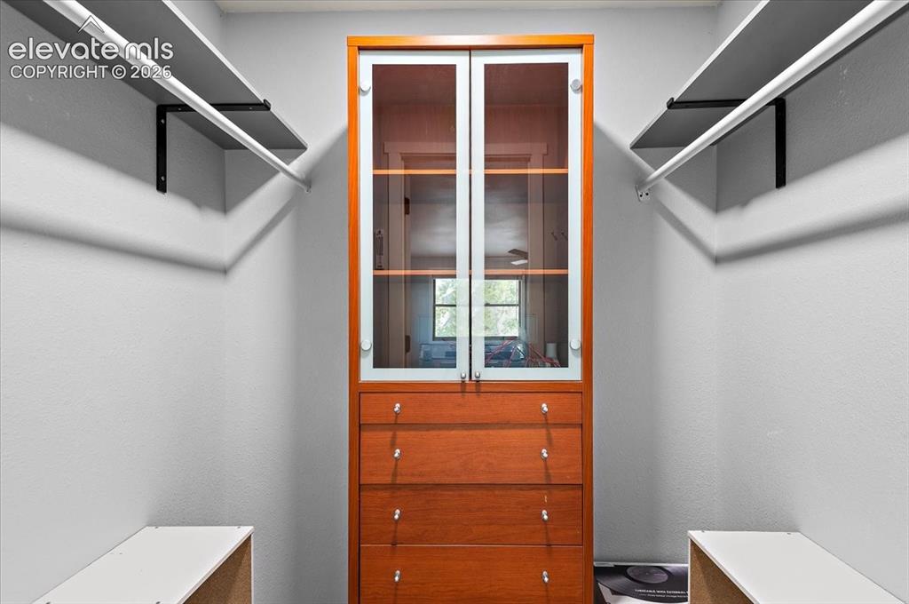 Image 19 of 30: Closet