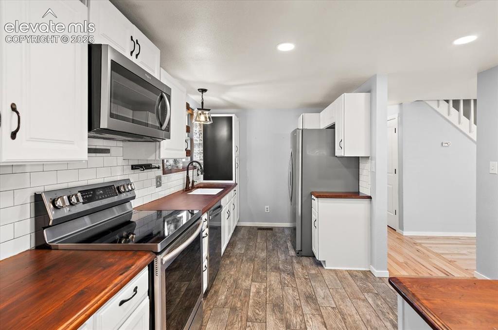 Image 7 of 30: Kitchen