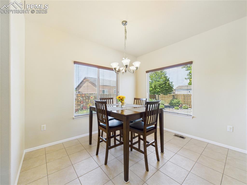 Image 14 of 50: Dining Area