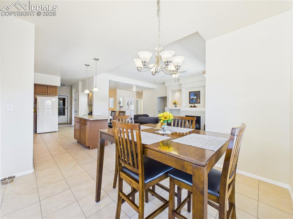 Image 15 of 50: Dining Area