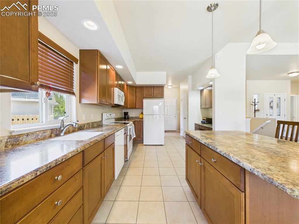 Image 17 of 50: Kitchen