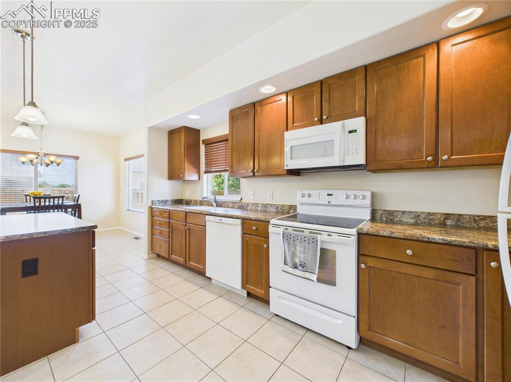 Image 18 of 50: Kitchen