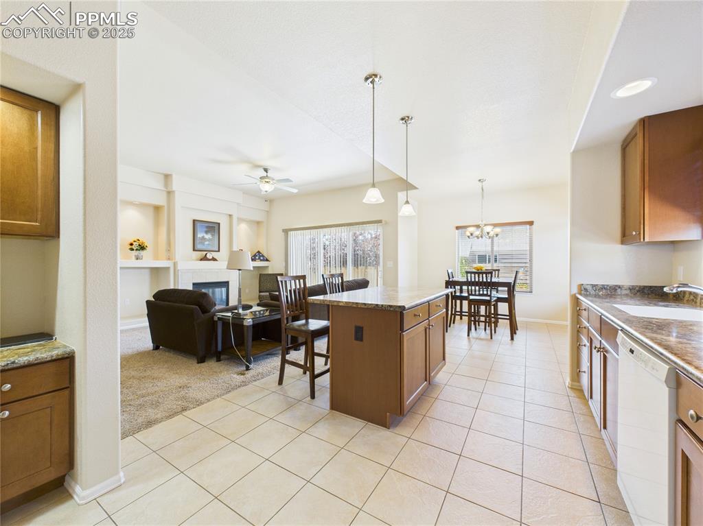 Image 19 of 50: Kitchen