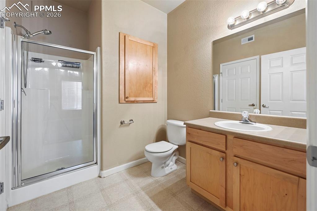 Image 22 of 31: Bathroom