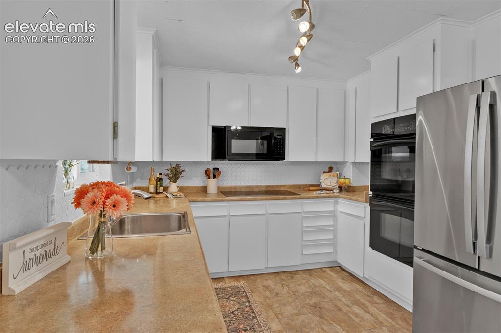 Image 11 of 40: Plenty of cabinetry and prep space.