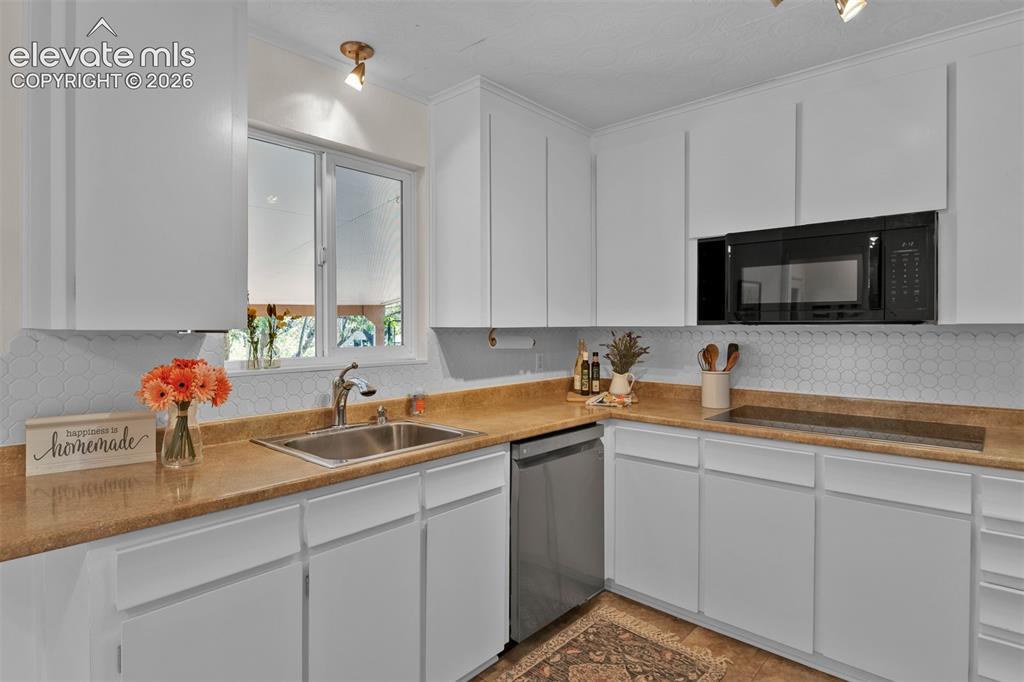 Image 12 of 40: Induction cooktop, and double wall ovens.