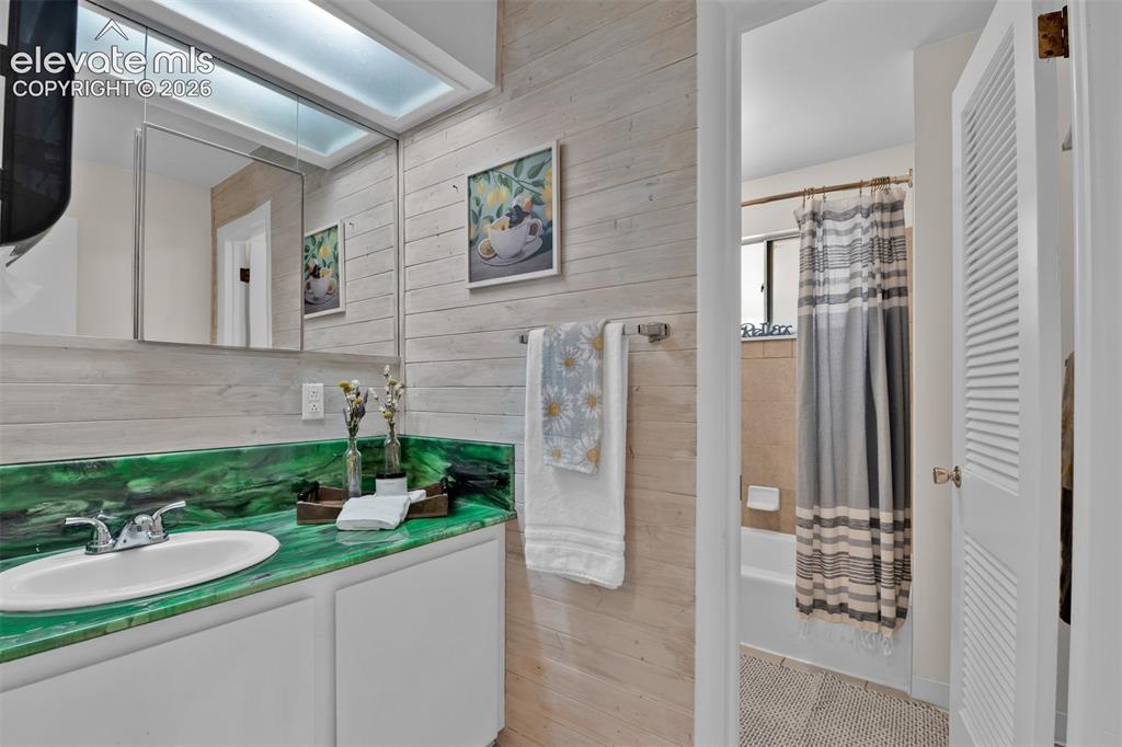 Image 17 of 40: Updated main level full bathroom.