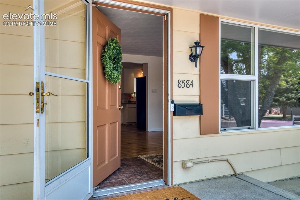 Image 5 of 40: Front entry