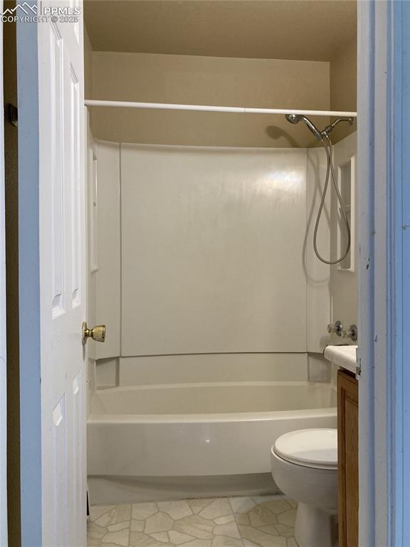 Image 11 of 13: Full bathroom
