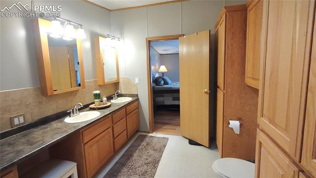 Image 20 of 42: Bathroom