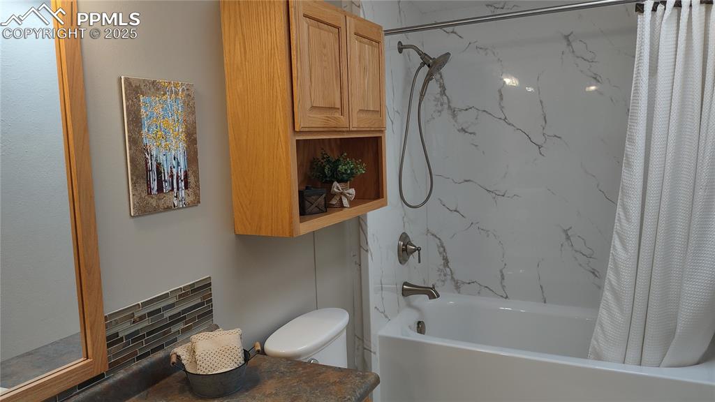 Image 26 of 42: Remodeled in 2024, the guest bath features a soaking tub.