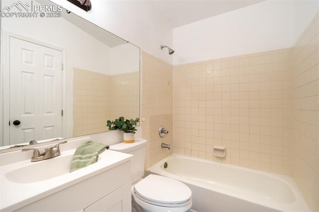 Image 19 of 33: Upper level hall bath with access to primary bedroom