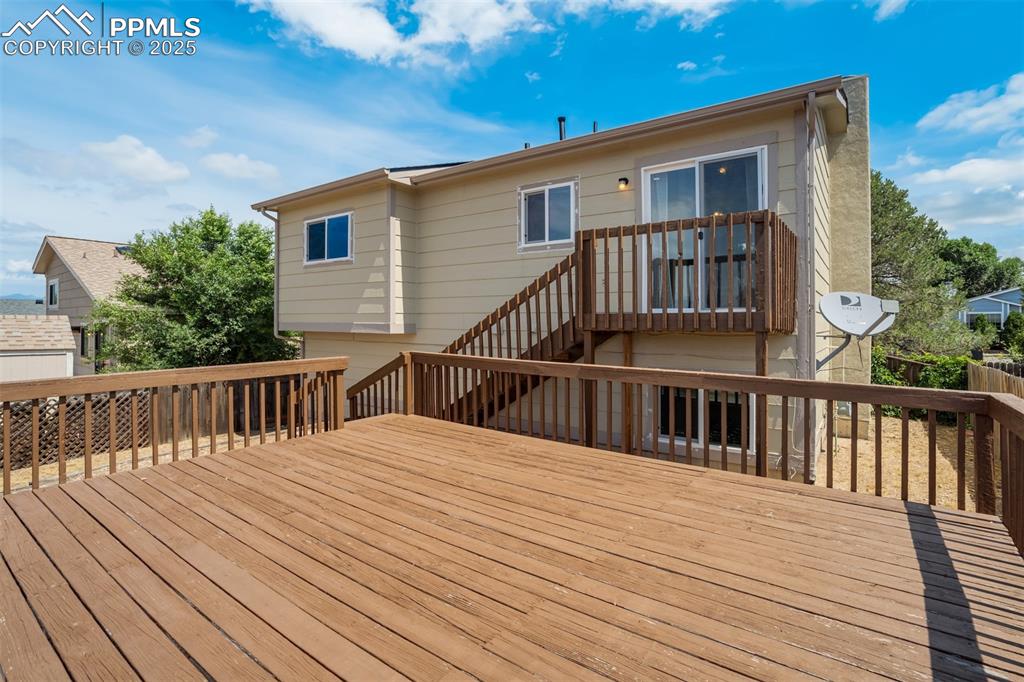 Image 27 of 33: Large platform deck