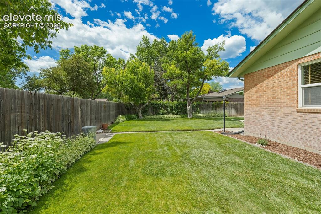 Image 20 of 47: Yard