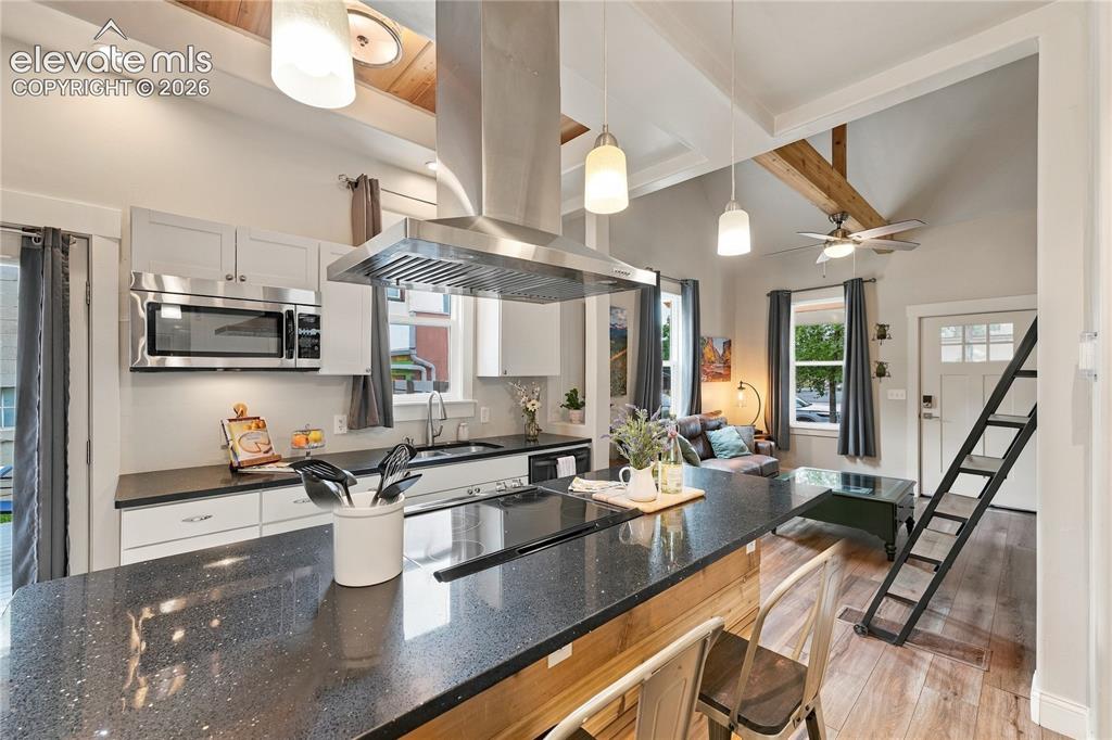 Image 10 of 50: Kitchen