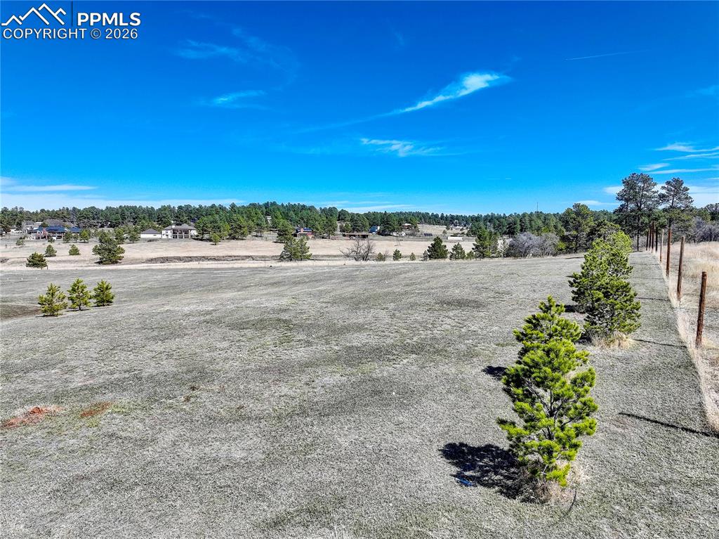 Image 17 of 22: Yard