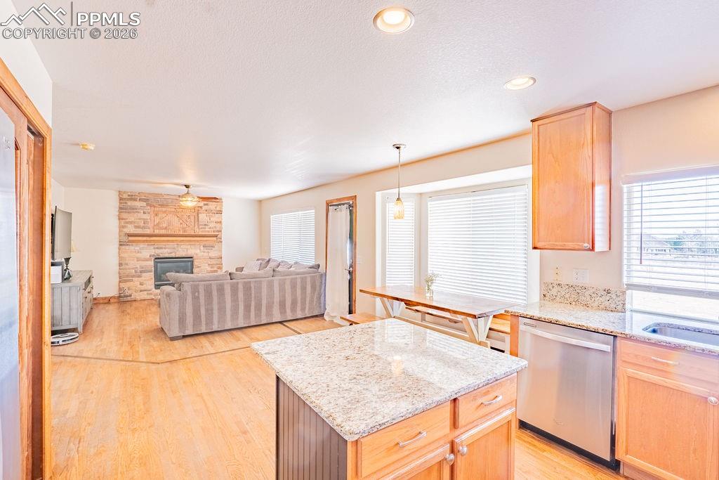 Image 15 of 47: Kitchen