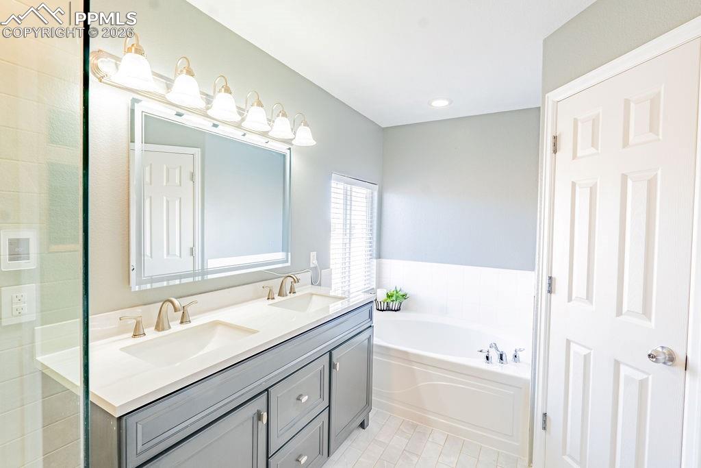 Image 23 of 47: Bathroom