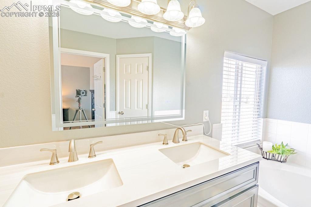 Image 24 of 47: Bathroom