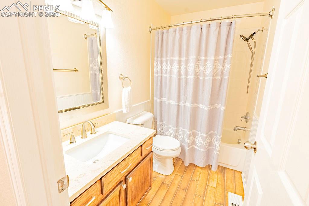 Image 27 of 47: Bathroom