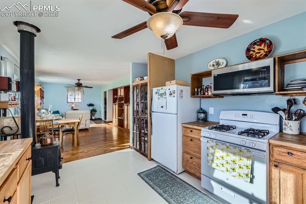 Image 14 of 38: Kitchen