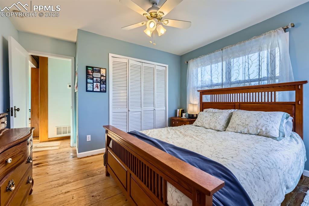 Image 17 of 38: Bedroom